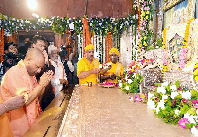 सीएम योगी, बोले- दुष्टों के संहार के लिए हुआ था श्रीकृष्ण अवतार, ‘हमारा कोई बाल भी बांका नहीं…’