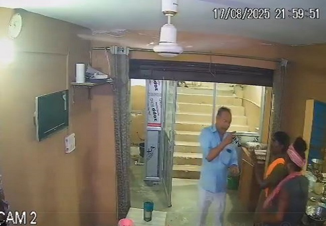 भगवा रंग की लुंगी पहन युवक पहुंचा नॉन वेज खाने हो गई पिटाई, देखें वायरल वीडियो