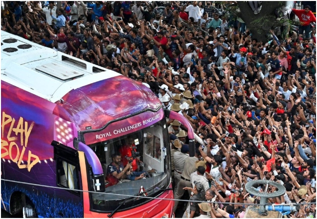 आरसीबी ने चिन्नास्वामी भगदड़ के पीड़ित परिवारों को दिए 25-25 लाख रुपये, फ्रेंचाइज़ी बोली- कोई भी सहयोग उनकी कमी पूरी नहीं कर सकता