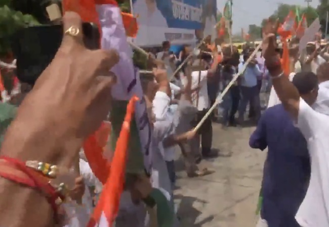 VIDEO: पटना में कांग्रेसियों और भाजपाइयों के बीच जमकर चले लाठी डंडे और पथराव, PM मोदी को गाली देने पर आक्रोश