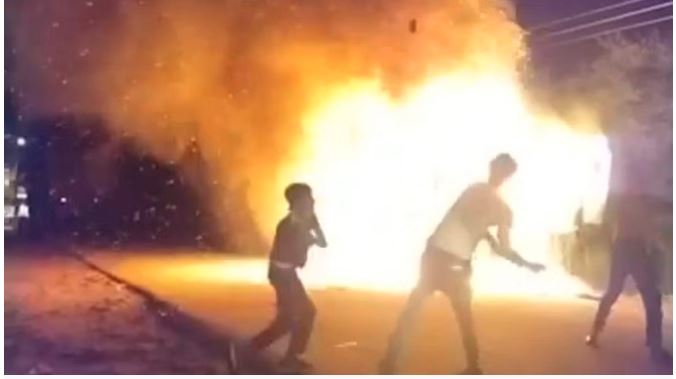 Shahjahanpur News : DCM में मांस होने की आशंका पर कांवड़ियों ने डीसीएम में लगा दी आग, किया जमकर हंगामा