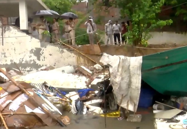 Delhi Big Accident: दिल्ली के हरिनगर में झुग्गियों पर गिरी बाउंड्री वॉल, तीन बच्चों समेत 7 की मौत, एक घायल