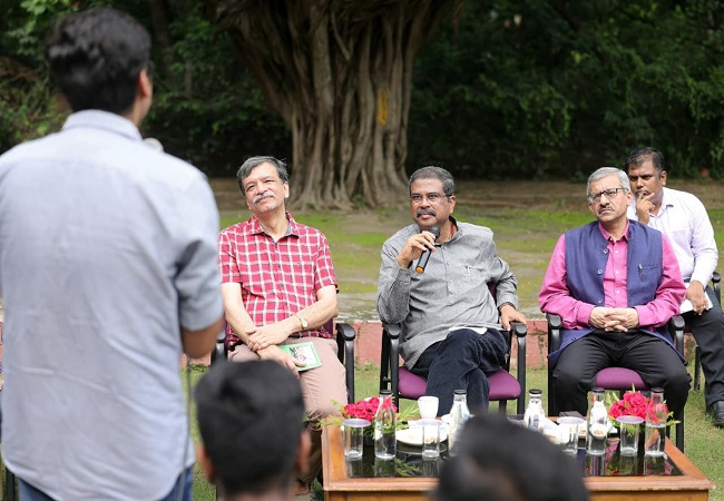 IIT Delhi के छात्रों से मिले शिक्षा मंत्री धर्मेंद्र प्रधान, बोले- 2047 तक भारत बनेगा विकसित राष्ट्र