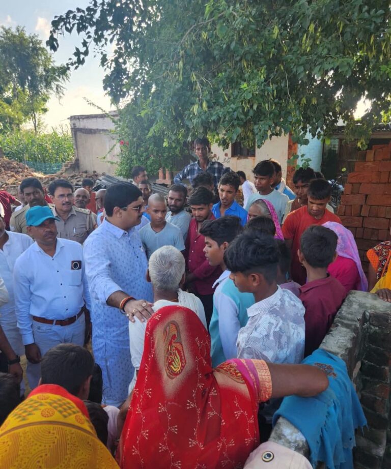 ग्राम टेढ़ी में मकान गिरने से घायल परिवार से मिले विधायक ऋषि त्रिपाठी