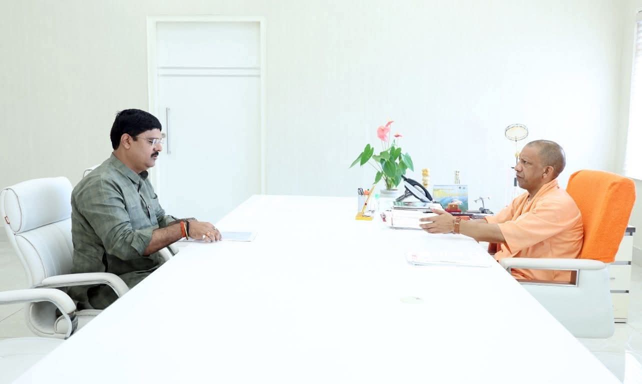 नौतनवा विधायक ऋषि त्रिपाठी ने सीएम योगी से की मुलाक़ात, विकास कार्यों व जनसमस्याओं पर रखी बात