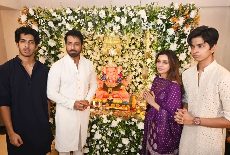Ganpati Bappa Sonu Sood`s house : सोनू सूद के घर गूंजी गणपति बप्पा की जयकार, अभिनेता ने अपने बंगले पर सजाया बप्पा का दरबार