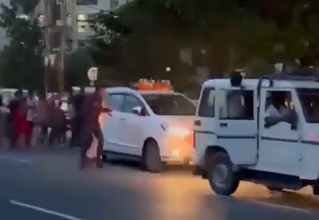 Video- बिहार के स्वास्थ्य मंत्री मंगल पांडे के काफिले पर भीड़ ने किया हमला! सुरक्षाकर्मियों ने भागकर बचाई जान