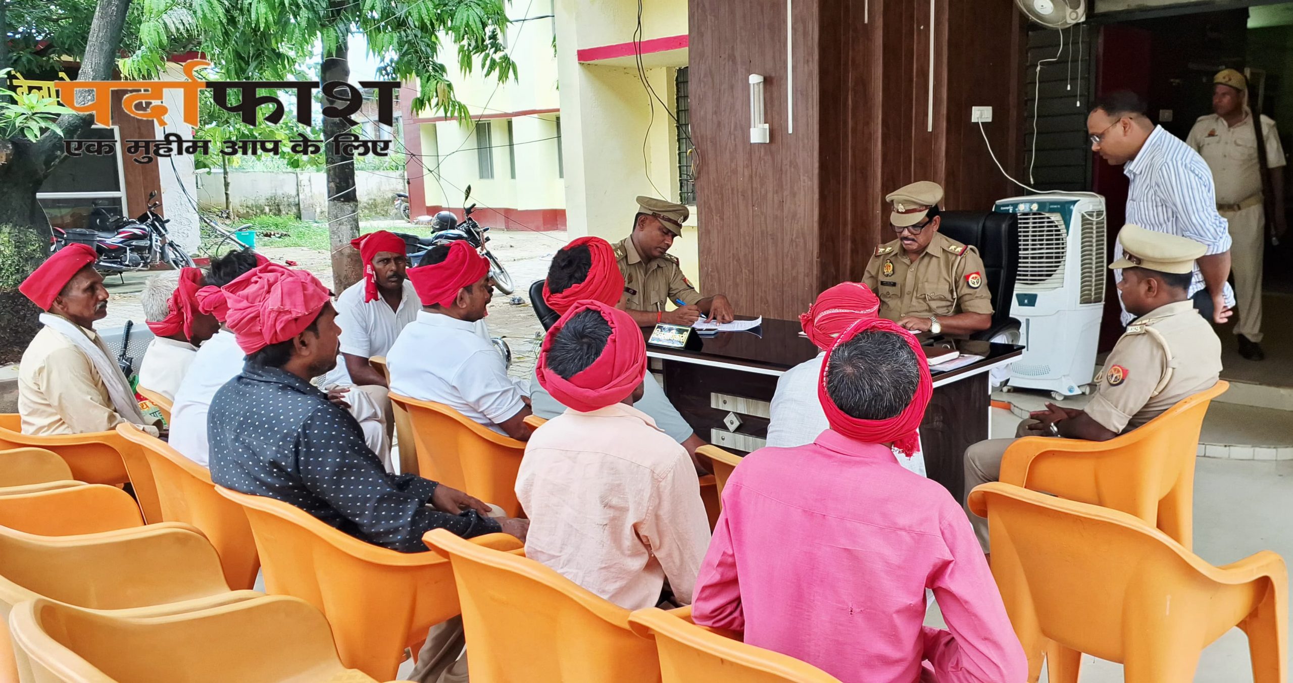 सोनौली कोतवाली में चौकीदारों के साथ बैठक, कोतवाल ने दिए आवश्यक दिशा-निर्देश