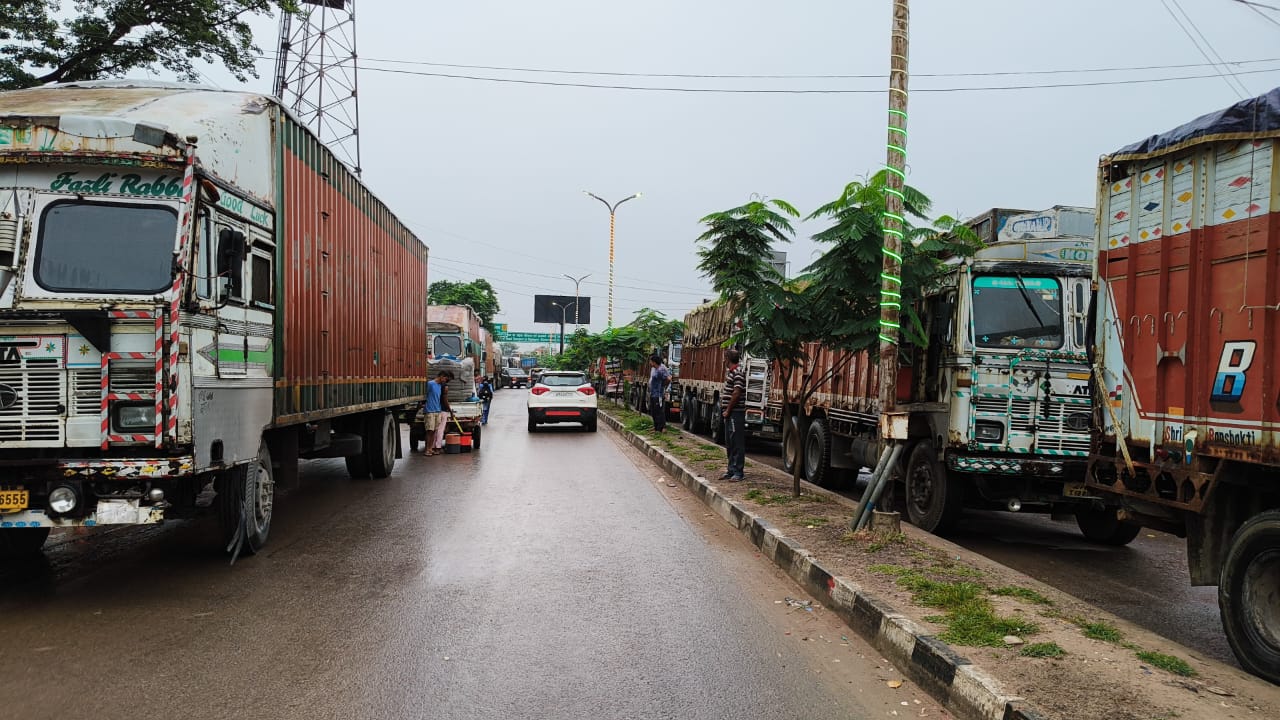 सोनौली में वाहन कटिंग से जाम, स्कूल के बच्चों को लौटना पड़ा घर