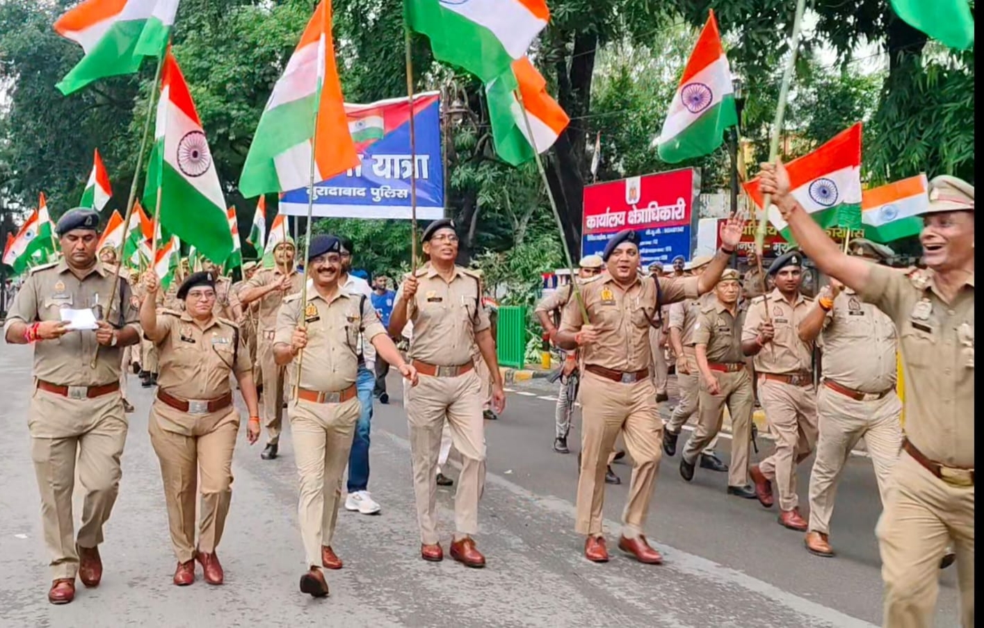 मुरादाबाद पुलिस ने निकाली 10 किलोमीटर तिरंगा यात्रा, तिरंगा यात्रा में एसपी सिटी, सीओ सहित 1000 पुलिसकर्मी हुए शामिल