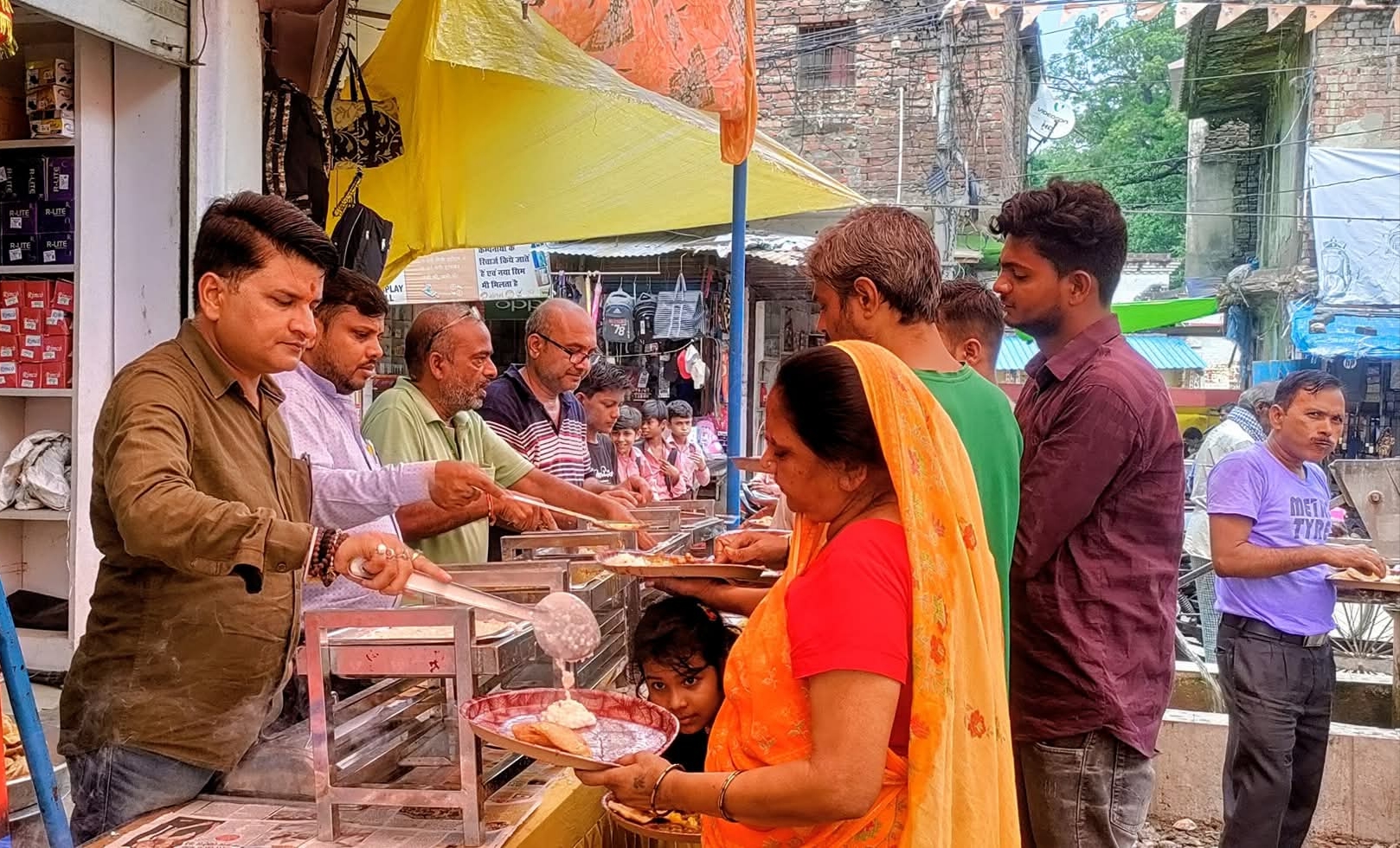 नौतनवा में गणेश चतुर्थी पर भंडारे का आयोजन,श्रद्धालुओं ने भक्ति-भाव से ग्रहण किया प्रसाद