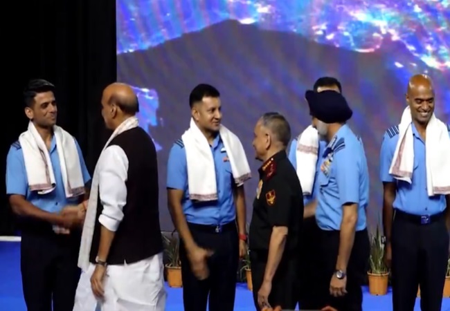 रक्षा मंत्री राजनाथ सिंह ने अंतरिक्ष यात्री शुभांशु शुक्ला सहित गगनयात्रियों को किया सम्मानित