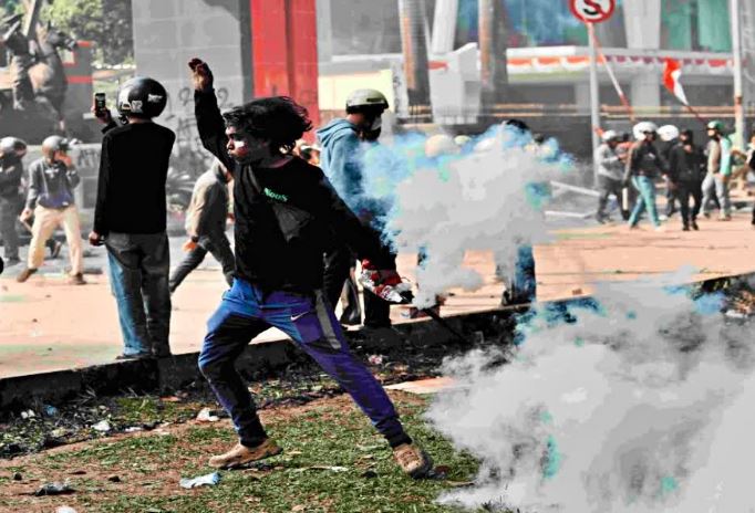 Indonesia Protesters : इंडोनेशिया में प्रदर्शनकारियों का काउंसिल बिल्डिंग पर धावा , आग लगने से 3 की मौत