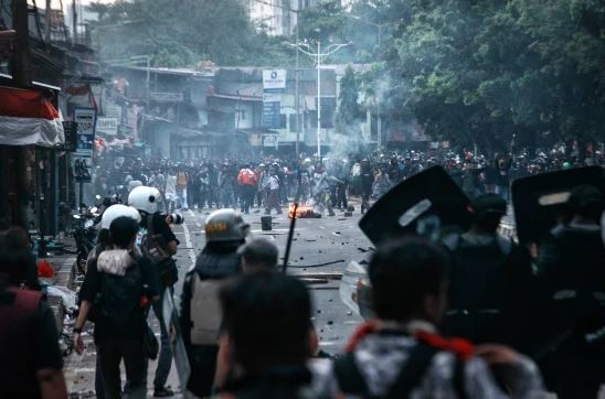 Indonesia :  इंडोनेशिया में सांसदों के भत्ते का विरोध कर रहे छात्रों के साथ दंगा पुलिस की झड़प