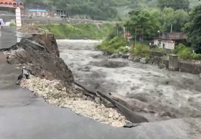 Kullu Cloud Burst: हिमाचल की लग घाटी में फटने से पुल-सड़कें तबाह, तीन दुकानें और बाग-बगीचे बहे… स्कूल-कॉलेज बंद करने के आदेश