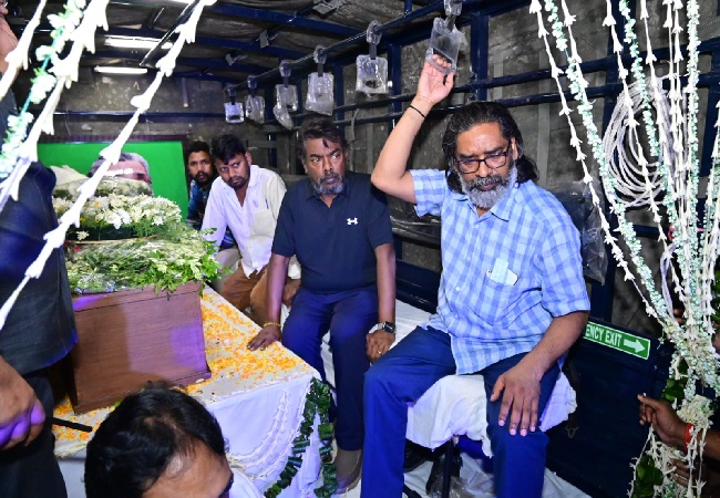 शिबू सोरेन की अंतिम विदाई से पहले CM हेमंत हुए भावुक, बोले- झारखंड आपका कर्ज़दार रहेगा, मैं आपका वचन निभाऊंगा’