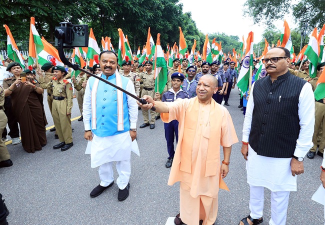 Har Ghar Tiranga: सीएम योगी ने लखनऊ में की ‘हर घर तिरंगा’ अभियान की शुरुआत, दोनों डिप्टी CM के साथ ली सेल्फी