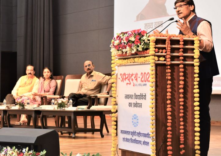 MCU Commencement Program ‘Abhyudaya : ‘एआई से मीडिया में प्रतिस्पर्द्धा बढ़ेगी लेकिन गुणवत्ता में आएगा निखार : यशवंत व्यास