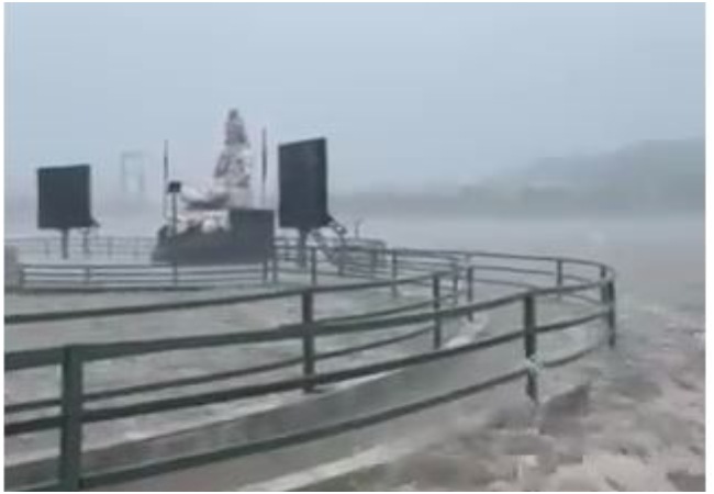 VIDEO-देवभूमि ऋषिकेश में महादेव के चरणों में पहुंची मां गंगा, परमार्थ निकेतन के घाट डूबे, हाई अलर्ट