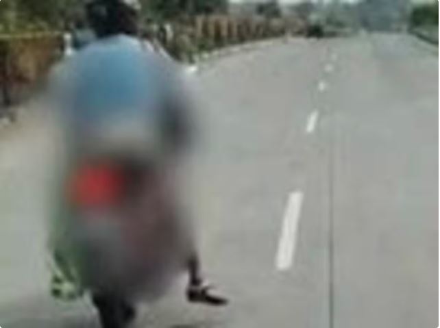 VIDEO- नागपुर हाईवे पर ट्रक से कुचलकर मरी पत्नी, नहीं मिली कोई मदद तो शव बाइक पर बांधकर 80 किलोमीटर तक चला शख्स