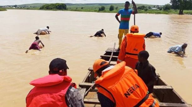 Nigeria boat capsize : नाइजीरिया में नाव पलटने से कम से कम 25 लोगों को बचाया गया , दर्जनों के मृत होने की आशंका