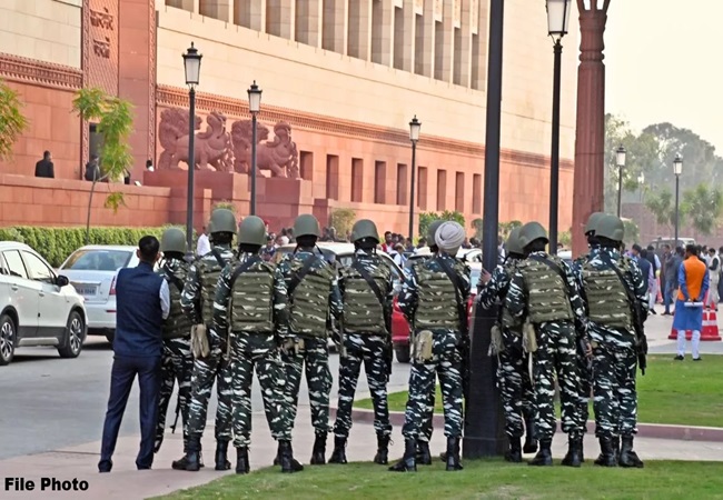 संसद भवन की सुरक्षा में बड़ी चूक, दीवार फांदकर गरुड़ द्वार तक पहुंचा शख्स; सुरक्षाकर्मियों ने धर-दबोचा