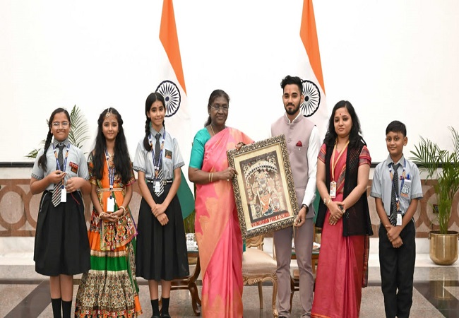 ब्रज की बालिकाओं ने राष्ट्रपति द्रौपदी मुर्मू कलाई पर तुलसी निर्मित राखियां बांधी और ब्रजरज व तुलसी की माला भेंट की