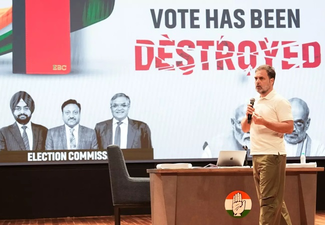 ECI बोला- राहुल गांधी या तो घोषणापत्र पर हस्ताक्षर करें या बेतुके आरोप लगाने के लिए देश से माफी मांगें