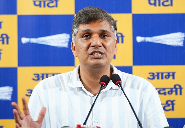 ‘आज सौरभ भारद्वाज के यहां रेड क्यों हुई? क्योंकि पूरे देश में मोदी जी की डिग्री पर सवाल उठ रहे हैं…’ ED के एक्शन पर बोलीं आतिशी