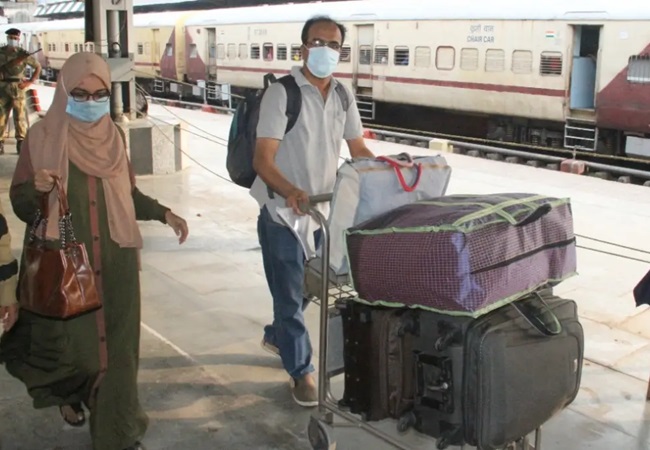 अब रेलवे स्टेशनों पर भी तौला जाएगा का सामान, वजन ज्यादा हुआ तो यात्रियों को भरना पड़ेगा जुर्माना!