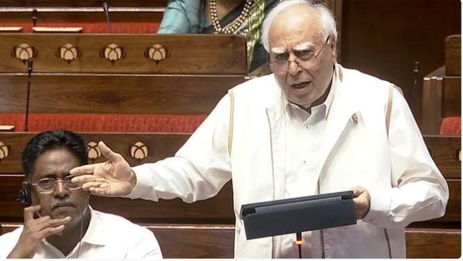 PM-CM और मंत्रियों को हटाने वाले विधेयक को लेकर कपिल सिब्बल केंद्र पर बरसे, बोले-इनका असली मकसद विपक्ष का खात्मा