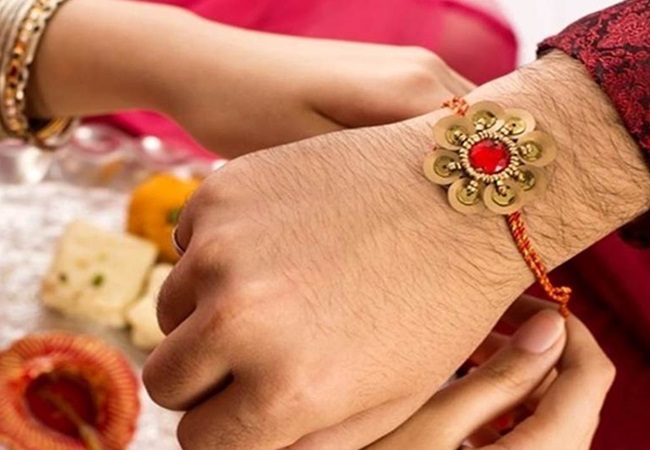 Rakshabandhan Special Tips: बहनें राखी बांधते समय कितनी गांठ लगाएं? जानिए सही संख्या और गाठों के संकल्प