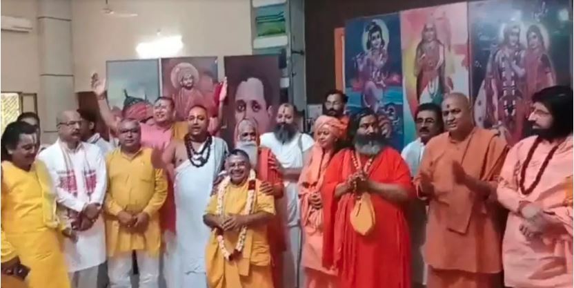 वह किस बात के जगद्गुरु ? रामभद्राचार्य जी को लौटा देनी चाहिए पद्मश्री उपाधि : दिनेश फलाहारी महाराज