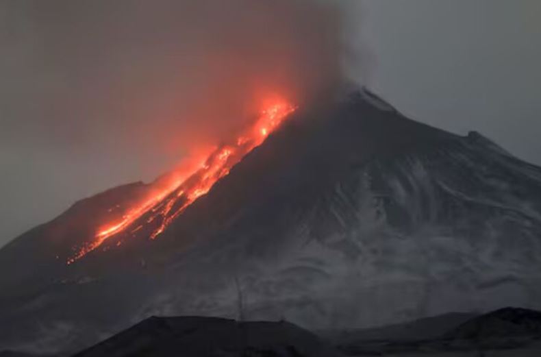 Russia Dangerous Volcanoes : रूस के कामचटका में फटा क्राशेनिनिकोव ज्वालामुखी,लावा और राख के गुबार से कई हिस्सों में इमरजेंसी की घोषणा