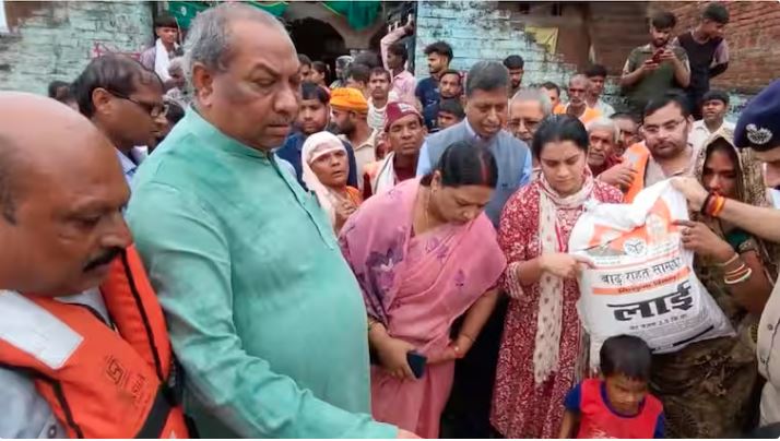 VIDEO- बाढ़ पीड़ितों से मिलने पहुंचे मंत्री संजय निषाद बेतुका बयान, बोले-गंगा मैया तो गंगा पुत्र का पैर धोने आती हैं और आदमी सीधा स्वर्ग जाता है…