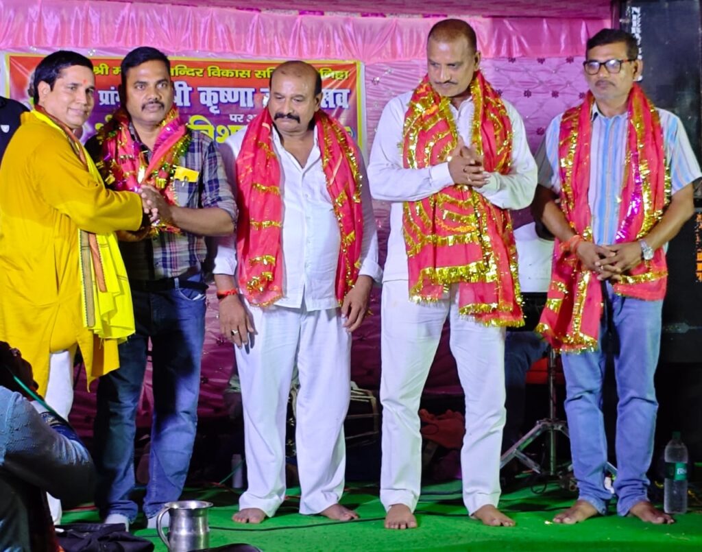 जन्माष्टमी पर नगर पालिका अध्यक्ष ने किया पंडालों का भ्रमण