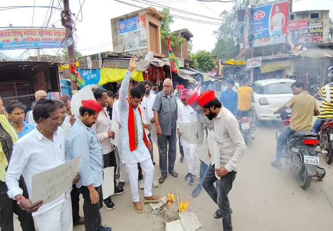 सपा नगर कालपी इकाई ने चुनाव आयोग का पुतला फूंक किया जोरदार प्रदर्शन, SIR वापस लेने की मांग