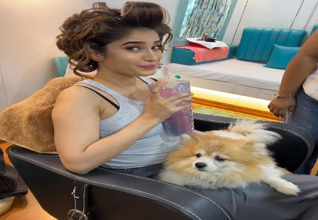 Entertainment News: नानी बनी Raveena Tandon, बेटी Rasha Thadani ने गोद लिए 3 बच्चे