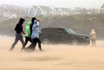 Scotland  storm Floris : स्कॉटलैंड में भीषण तूफान ‘फ्लोरिस’ की दस्तक, ट्रेन सेवाएं रद्द; यात्रा बाधित