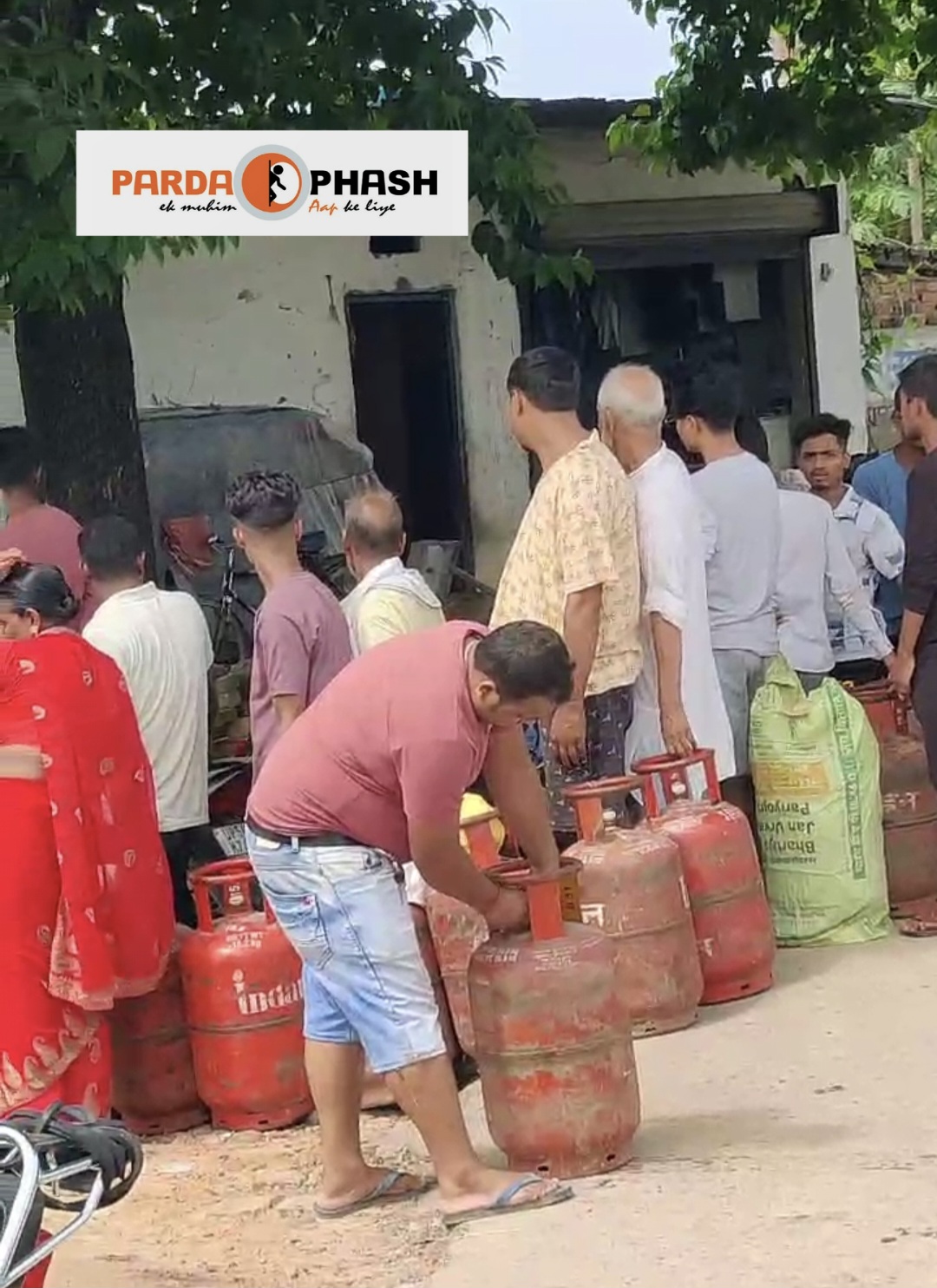 सोनौली-नौतनवा में रसोई गैस संकट, लोग लौट रहे खाली हाथ