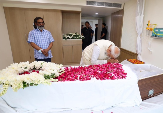 Shibu Soren Passes Away: पीएम मोदी ने शिबू सोरेन के पार्थिव शरीर के किए दर्शन, CM हेमंत के परिवार को दी सांत्वना