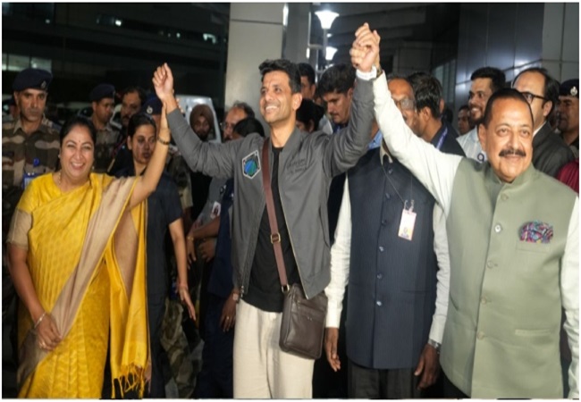 ग्रुप कैप्टन शुभांशु शुक्ला लौटे भारत, केंद्रीय मंत्री डॉ. जितेंद्र सिंह और CM रेखा गुप्ता ने एयरपोर्ट पर किया स्वागत