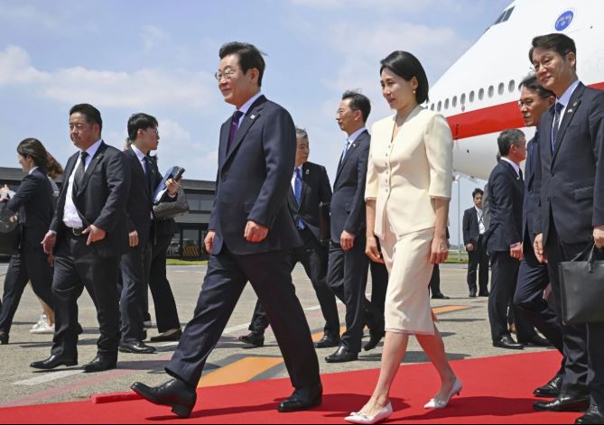 South Korean President Lee : टोक्यो पहुंचे दक्षिण कोरियाई राष्ट्रपति ली ,  प्रधानमंत्री इशिबा से करेंगे शिखर वार्ता
