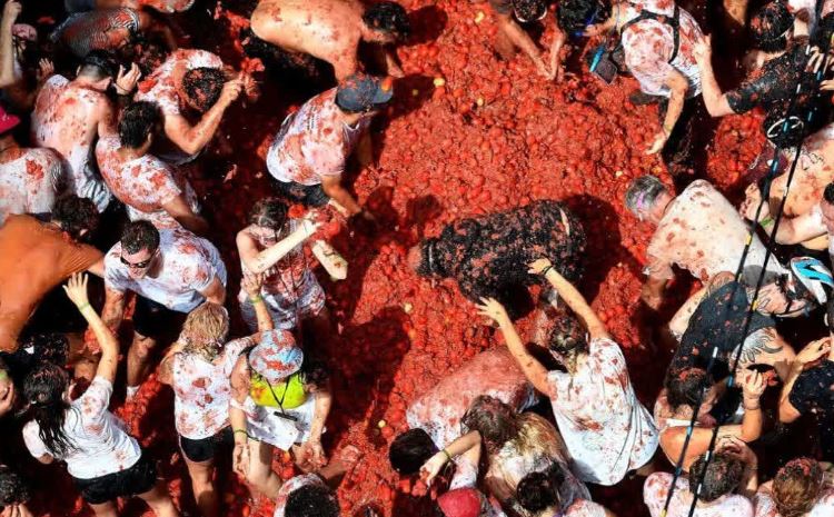 Spain Tomatina Festival: स्पेन के रंगीन टमाटीना फेस्टिवल में टमाटरों की होली,दुनियाभर के पर्यटकों को करती है आकर्षित