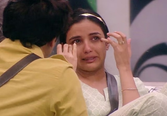 डायरेक्टर ने एक्ट्रेस जैस्मिन भसीन को होटल में बुलाया, उसने कमरा बंद किया और नशे में धुत होकर फिर मेरे साथ…