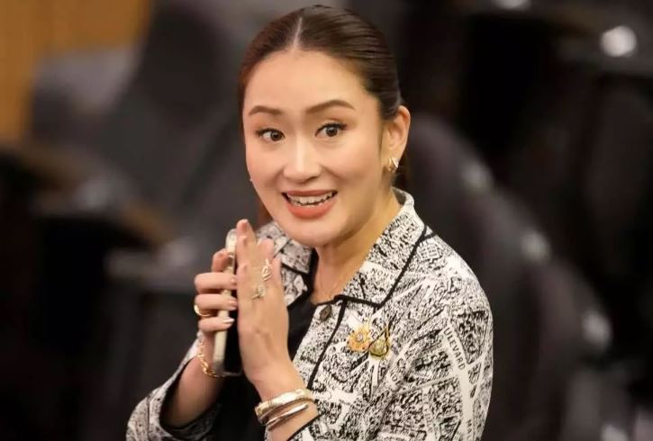 Thailand’s PM Patongtarn Shinawatra : थाईलैंड की PM पैटोंगटार्न शिनावात्रा को अदालत ने किया बर्खास्त, राजनीति में तूफान