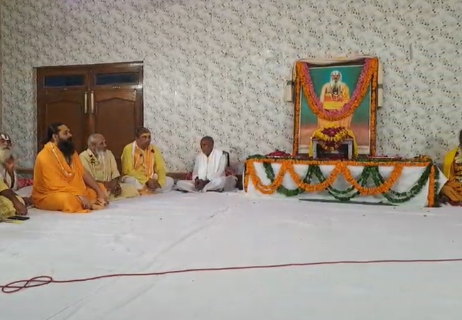 ठाकुर जानकी वल्लभ लाल ने दिए भव्य फूलबंगले में दर्शन, गुरुदेव के तिरोभाव महोत्सव में संतों ने दी श्रद्धांजलि