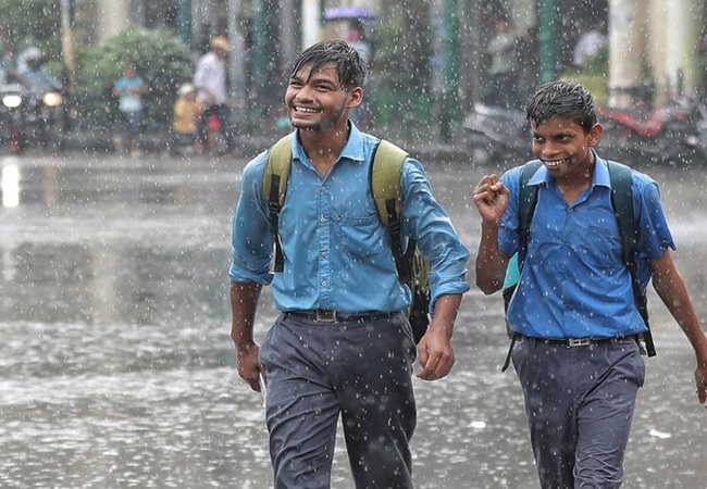 UP Heavy Rain Alert: यूपी के 46 जिलों में भीषण बारिश की चेतावनी, लखनऊ में आज स्कूल बंद