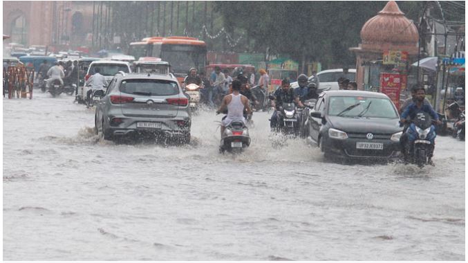 UP Heavy Rain Alert : यूपी के 30 जिलों में सोमवार को भारी बारिश का अलर्ट, रविवार को सोनभद्र में रिकॉर्ड बरसात