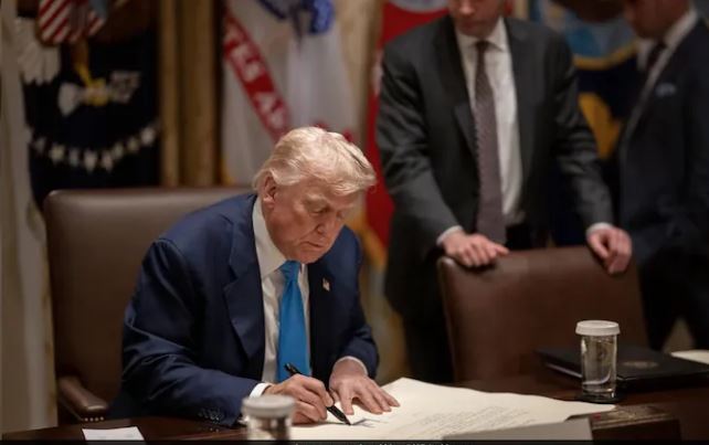 US Immigration Sports Visa : अमेरिकी आव्रजन सेवा ने ट्रांसजेंडर महिलाओं के लिए खेल वीज़ा पर लगाया प्रतिबंध , ट्रंप का बड़ा फैसला